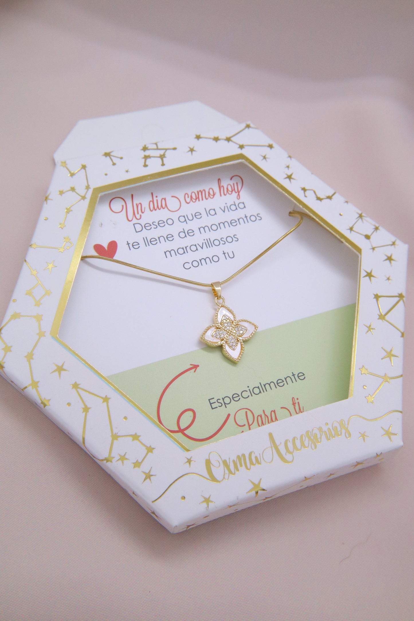 COLLAR TREBOL PUNTAS