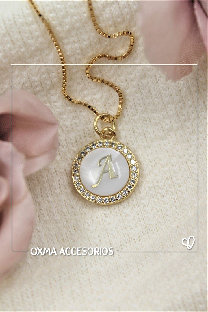collar inicial nacar blanca