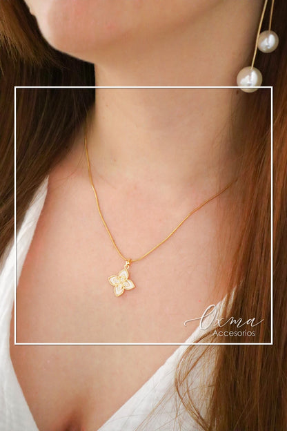 COLLAR TREBOL PUNTAS