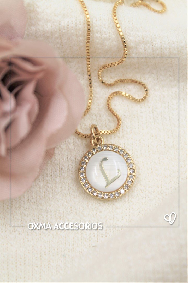 collar inicial nacar blanca