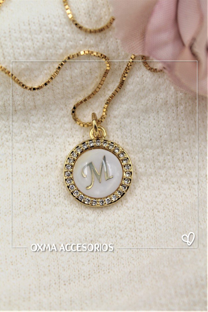 collar inicial nacar blanca