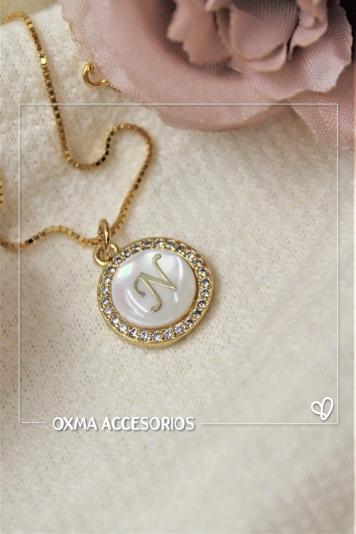 collar inicial nacar blanca