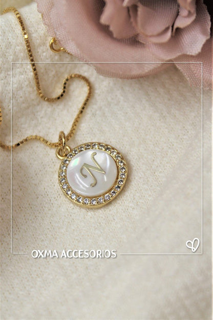 collar inicial nacar blanca