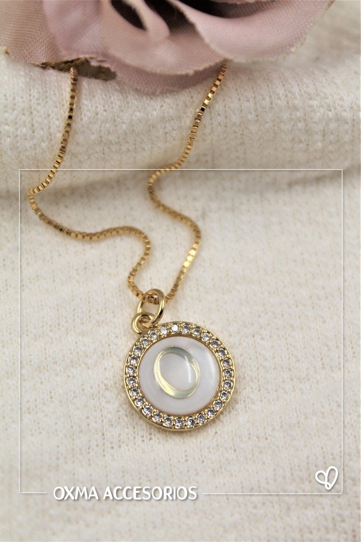 collar inicial nacar blanca