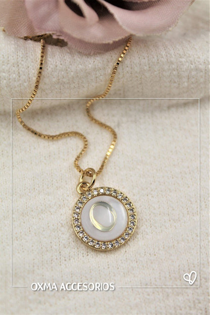 collar inicial nacar blanca