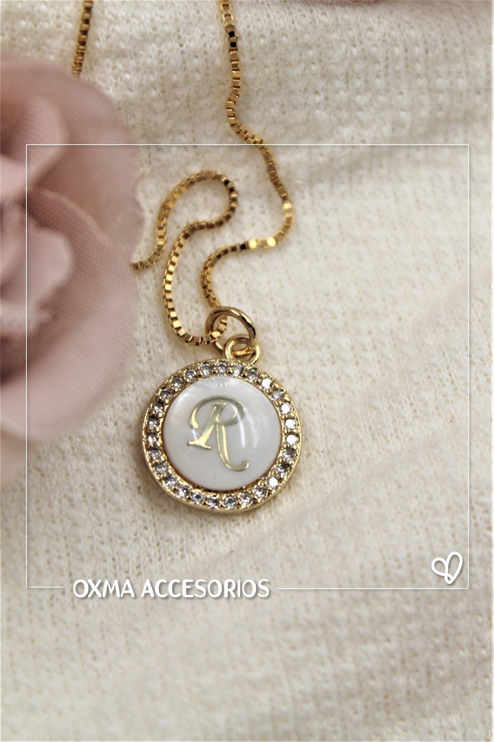 collar inicial nacar blanca