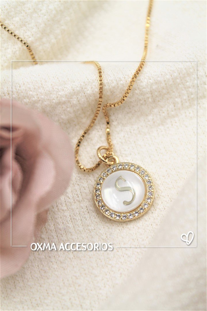 collar inicial nacar blanca