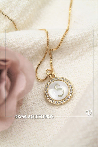 collar inicial nacar blanca