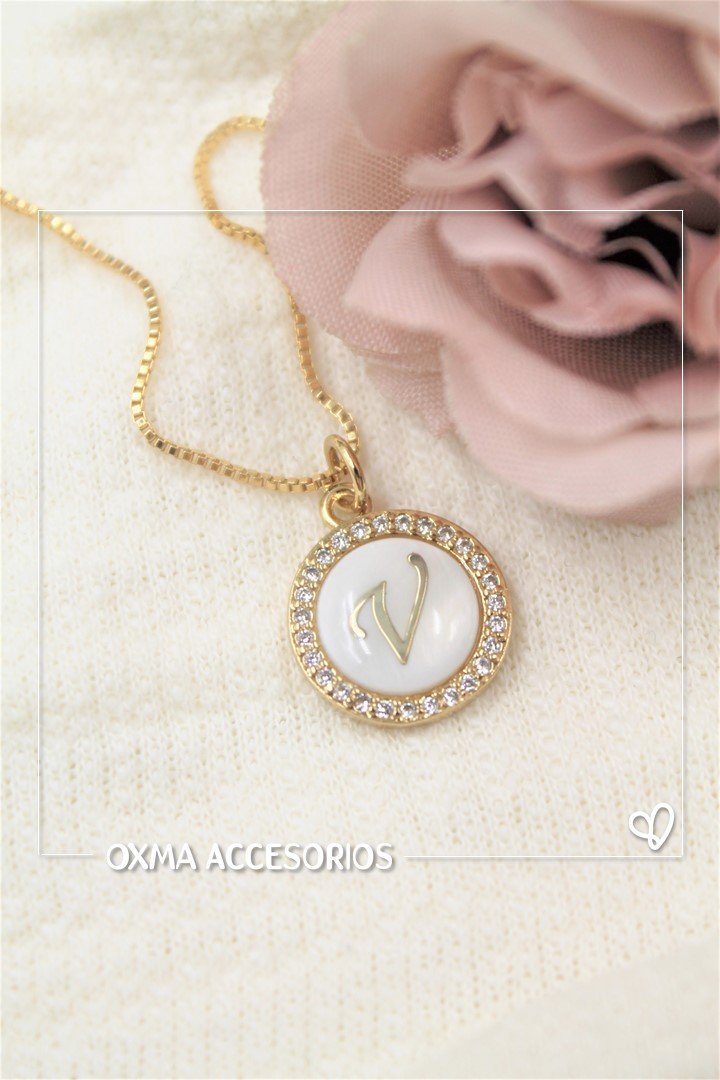 collar inicial nacar blanca