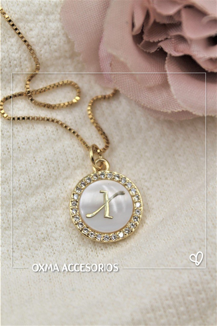 collar inicial nacar blanca
