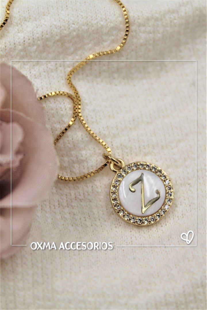 collar inicial nacar blanca