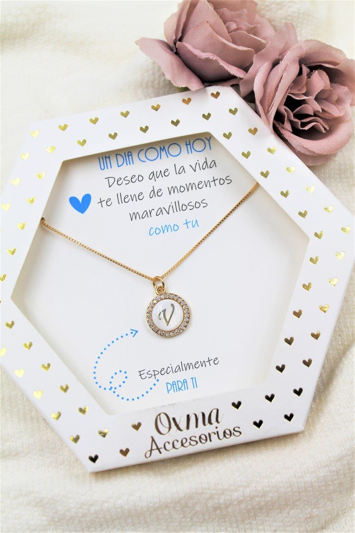 collar inicial nacar blanca