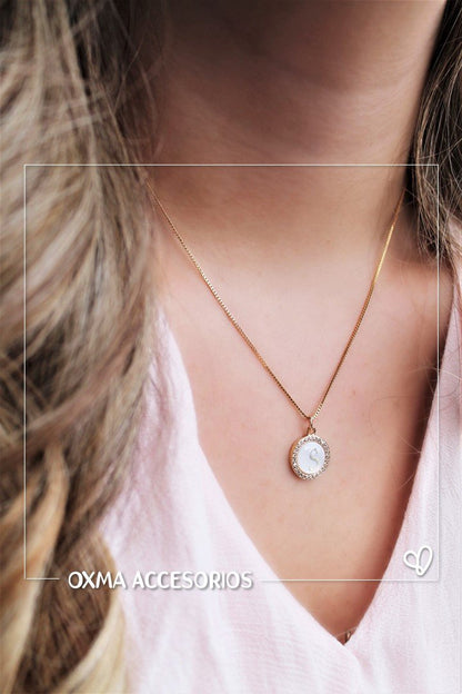 collar inicial nacar blanca