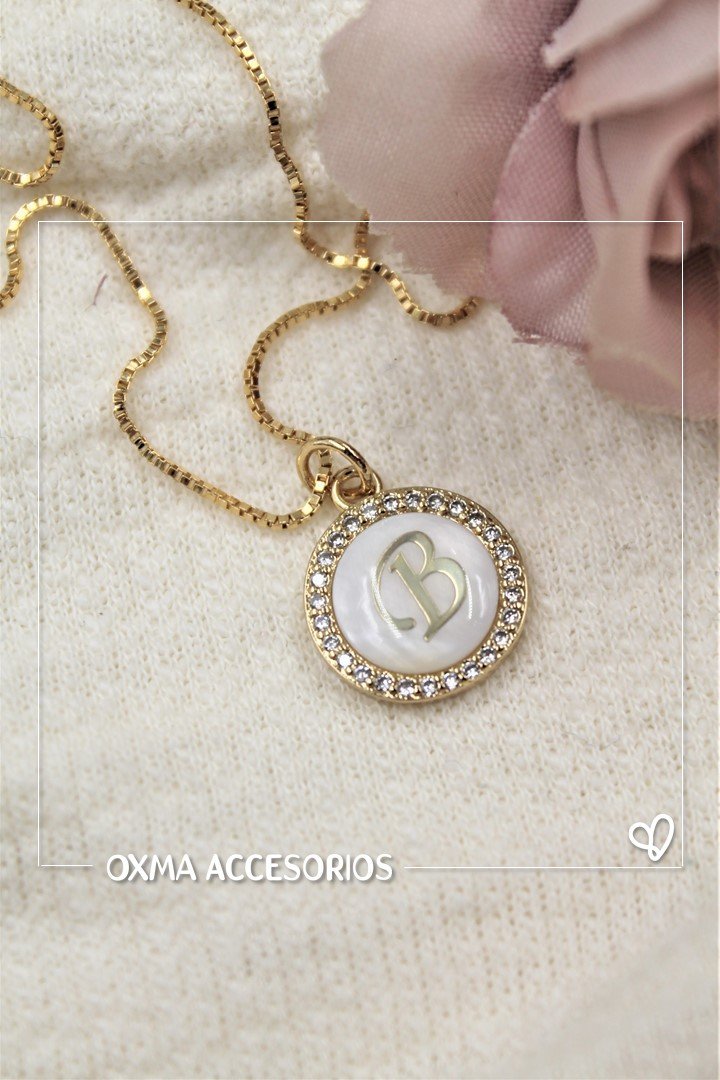 collar inicial nacar blanca