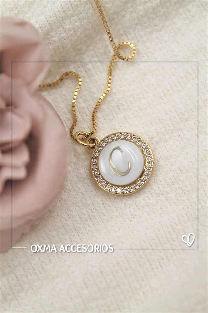 collar inicial nacar blanca