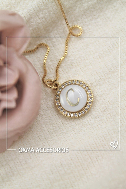 collar inicial nacar blanca