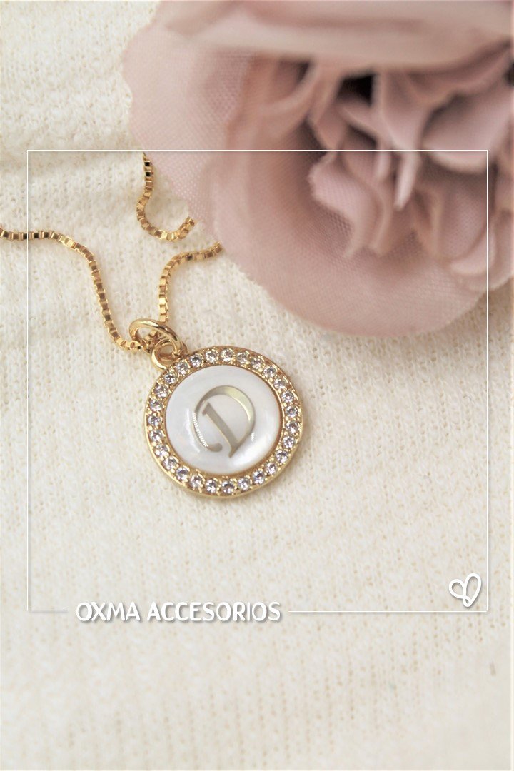 collar inicial nacar blanca