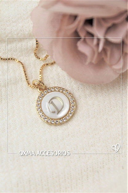 collar inicial nacar blanca