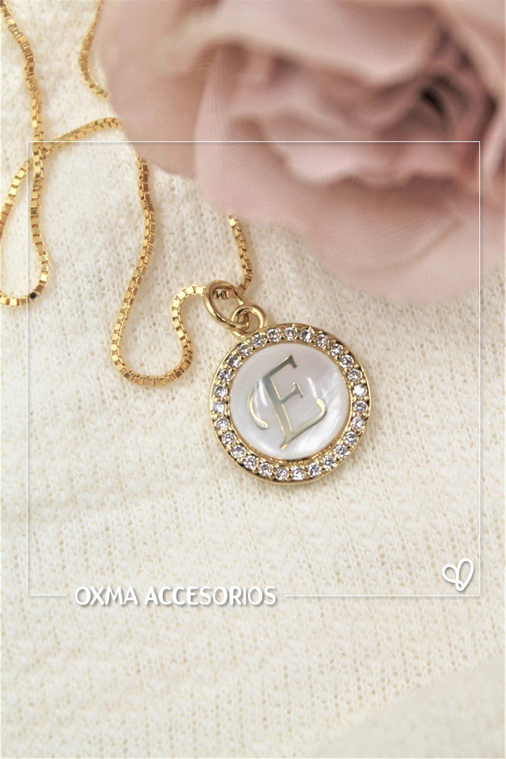 collar inicial nacar blanca