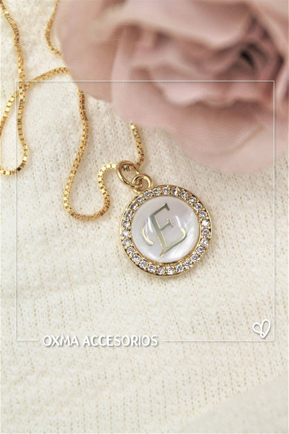 collar inicial nacar blanca