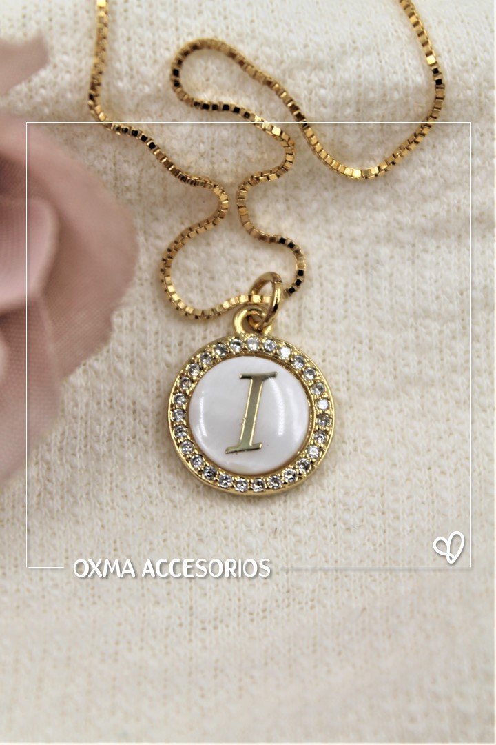 collar inicial nacar blanca