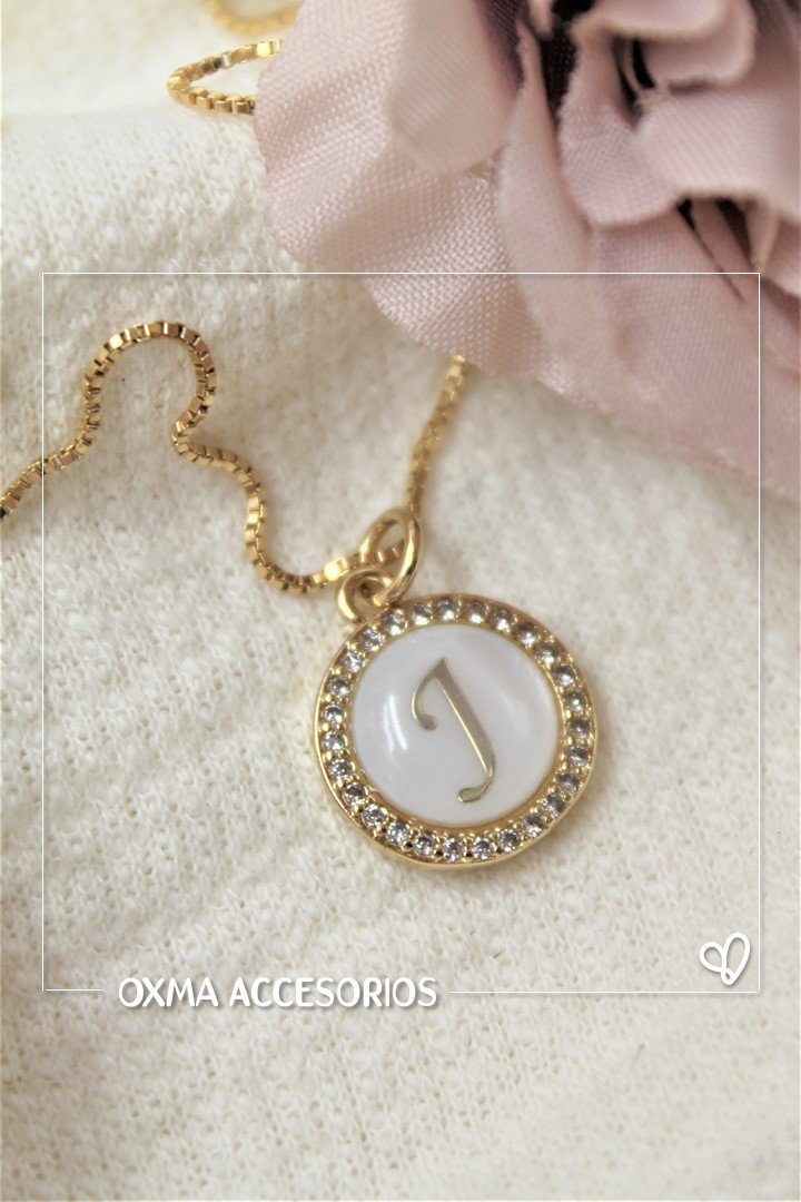 collar inicial nacar blanca