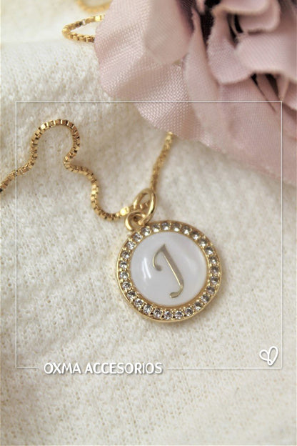 collar inicial nacar blanca