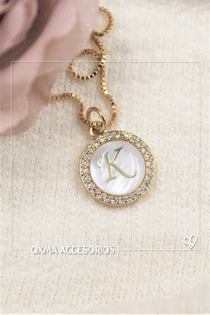 collar inicial nacar blanca