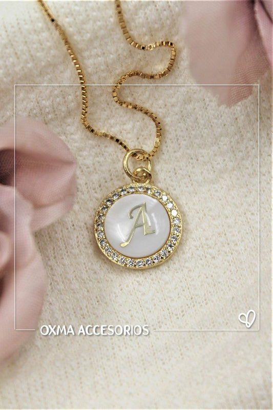 collar inicial nacar blanca
